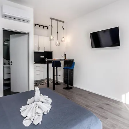 Front In With Wifi Apartment Jadranovo